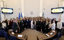 Фото 3: Європейські делегати, що приїхали на відкриття Молодіжної столиці у Львові, розпочали візит з покладання квітів молоді, що загинула через росію