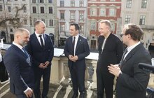 Фото 11: Європейські делегати, що приїхали на відкриття Молодіжної столиці у Львові, розпочали візит з покладання квітів молоді, що загинула через росію
