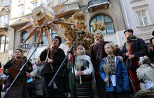 Фото 20: Напередодні Різдва у Львові встановили Різдвяного Дідуха