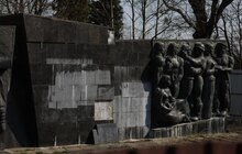 Фото 5: На Монументі Слави розпочали демонтовувати барельєфи