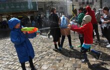 Фото 21: У Львові на пл. Ринок триває «Поливаний понеділок» 