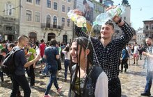 Фото 20: Сьогодні на площі Ринок у Львові влаштували «Поливаний понеділок»