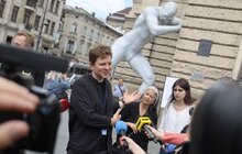 Фото 4: Символ підтримки України: майже шестиметрова скульптура триматиме Львівську оперу все літо (відео)