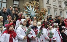 Фото 12: В переддень Різдва у Львові встановили Різдвяного Дідуха