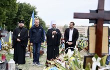 Фото 7: Митрополит Епіфаній у Львові молитвою та покладанням квітів вшанував пам’ять Героїв