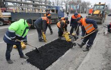 Фото 14: У всіх районах міста проводять робити з ліквідації ям на дорогах з використанням холодного асфальту