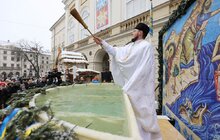 Фото 17: У Львові на пл. Ринок освятили воду, тож львів'яни упродовж дня можуть прийти і набрати її