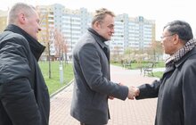 Фото 24: У Львові висадили 20 сакур, які місту подарувало Посольство Японії
