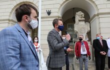 Фото 3: Медичні працівники одягнули левів перед мерією Львова у вишиванки