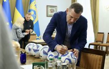 Фото 6: Вперше в історії: до Львова привезли всі три «Золоті мʼячі», які здобували українські футболісти (відео)