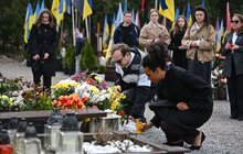 Фото 17: Європейські делегати, що приїхали на відкриття Молодіжної столиці у Львові, розпочали візит з покладання квітів молоді, що загинула через росію