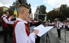Фото 6: Біля пам’ятника Т. Шевченку капела «Дударик» заспівала Акафіст до Пресвятої Богородиці