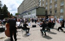 Фото 10: Сьогодні у Львові святкують День музики і День медика: на стіні лікарні швидкої медичної допомоги з виступом октету відкрили символічний мурал