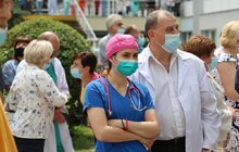 Фото 12: Сьогодні у Львові святкують День музики і День медика: на стіні лікарні швидкої медичної допомоги з виступом октету відкрили символічний мурал