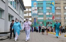 Фото 20: Сьогодні у Львові святкують День музики і День медика: на стіні лікарні швидкої медичної допомоги з виступом октету відкрили символічний мурал