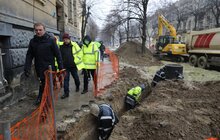 Фото 13: Триває реконструкція вул. С. Бандери: підрядник проводить роботи з облаштування колектора і водопровода