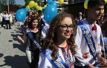 Фото 11: У Львові урочисто святкують закінчення навчального року у школах