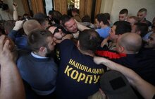 Фото 44: Невідомі особи виламали двері до міської ратуші та ввірвались всередину