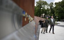 Фото 2: Віталій Марків підняв національний стяг на Меморіалі Героїв Небесної Сотні