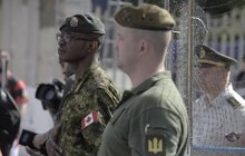 Фото 11: У Львові зіграли у вуличний хокей із канадцями
