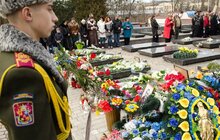Фото 7: На Личаківському кладовищі біля могил Героїв Небесної Сотні замайорів синьо-жовтий прапор