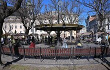 Фото 6: Мерія впорядкувала стихійну торгівлю квітами, облаштувавши сучасні дерев’яні ятки у центрі Львова (фото/відео)