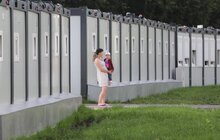 Фото 6: Мер Фрайбурга відвідав переселенців, які мешкають у модульному містечку на Сихові