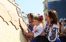 Фото 8: Львів відзначає День Конституції: у центрі міста склали з пазлів карту України