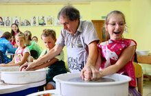 Фото 13: Діти разом із люксембурзьким митцем виготовлять керамічне панно: «Україна - Ельдорадо майбутнього»