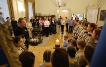 Фото 9: Пластуни принесли до мерії Вифлеємський вогонь миру
