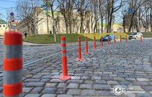 Фото 1: Для безперешкодного руху трамваїв на розі вулиць Руська-Підвальна встановили делініатори