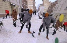 Фото 8: В обідню перерву працівники мерії долучилися до прибирання снігу у Львові (відео)