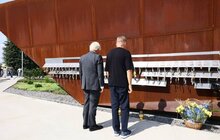Фото 13: Борис Джонсон приїхав до Львова: найперше вшанував пам’ять захисників на Личаківському цвинтарі (відео)