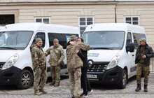 Фото 8: Шведи передали ще 7 автомобілів швидкої допомоги для українських військових медиків