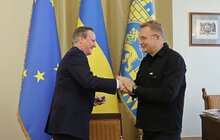 Фото 2: Девід Камерон у Львові залишив запис у Книзі почесних гостей та висадив дерево