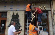 Фото 2: На фасад книгарні Наукового товариства імені Тараса Шевченка повернули відреставровану історичну вивіску