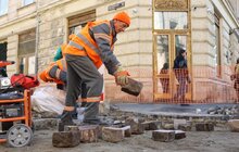Фото 3: Для людей на кріслах колісних, для батьків із візочками та для туристів з валізами: на площі Ринок почали облаштовувати доріжки доступності (відео)