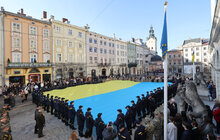 Фото 6: На площі Ринок розгорнули найбільший у Львові прапор України до Дня Державного Гімну (фото/відео)