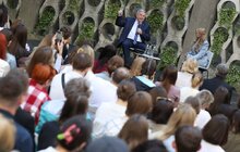 Фото 3: У дворику Ратуші відбулась тепла зустріч з Почесним громадянином Львова Мирославом Мариновичем, яку модерувала Емма Антонюк