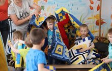 Фото 15: Всесвітньовідома німецька мисткиня передала вихованцям Львівського Центру підтримки дітей авторські патріотичні ковдри