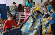 Фото 17: Всесвітньовідома німецька мисткиня передала вихованцям Львівського Центру підтримки дітей авторські патріотичні ковдри