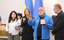 Фото 1: 300 мільйонів порцій їжі українцям: у Львові засновнику World Central Kitchen Хосе Андресу вручили особливу міську відзнаку — «Залізний Лев»