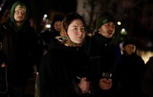 Фото 2: У Львові вшанували Героїв Небесної Сотні: на меморіалі палили ватру та співали українські пісні разом із пластунами (фото/відео)