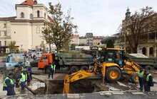 Фото 3: Ліквідація пориву на магістральному водопроводі на пр. Свободи триватиме до кінця дня: працюють водовозки
