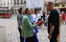 Фото 2: Мер Львова зустрівся з 70-річним лікарем, який приїхав на велосипеді із Франції до Львова (відео)