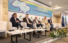 Фото 16: Учасники конференції «Угода мерів» у Львові оплесками подякували Президенту за те, що він не підписав закон 5655