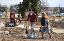 Фото 7: Біля корпусу реабілітації НЕЗЛАМНІ ростимуть дерева трьох міністерств та Червоного Хреста