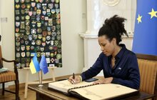 Фото 28: Європейські делегати, що приїхали на відкриття Молодіжної столиці у Львові, розпочали візит з покладання квітів молоді, що загинула через росію