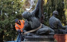 Фото 7: У Львові з Пагорбу слави демонтували три радянські пам’ятники: скульптури поповнять експозицію музею «Територія терору» (відео)