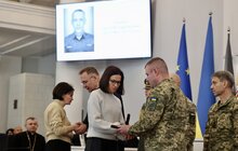 Фото 11: У Львові 35 захисників посмертно нагородили «Почесним знаком Святого Юрія»